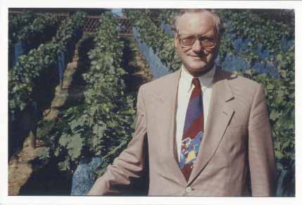 Notre Prsident Paul Loridant devant la Vigne des Ulis